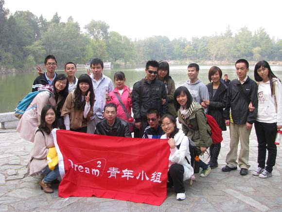 2012年10月，北大志愿者与青年视力障碍者结对参加ADI发展研究所举办的共同成长活动。