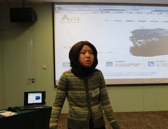 2012年12月，我所运营总监在CMC香港打工子弟爱心会组织的，活力社区潜力网络社区服务主题分享会上，做CBR社区参与工作主题倡导.jpg