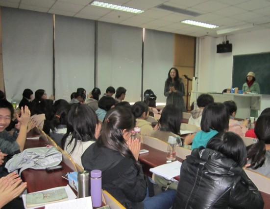 2012年11月；我所社工督导为中央财经大学社工学系同学培训社会工作在发展工作中的介入支持。.jpg