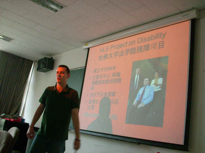 2013年5月12日，人民大学法学院，哈佛大学法学院博士(J.D.)的Charles Wharton为ADI发展研究所“二次方”青年小组的视障青年与社工志愿者做参与式法律培训。.jpg